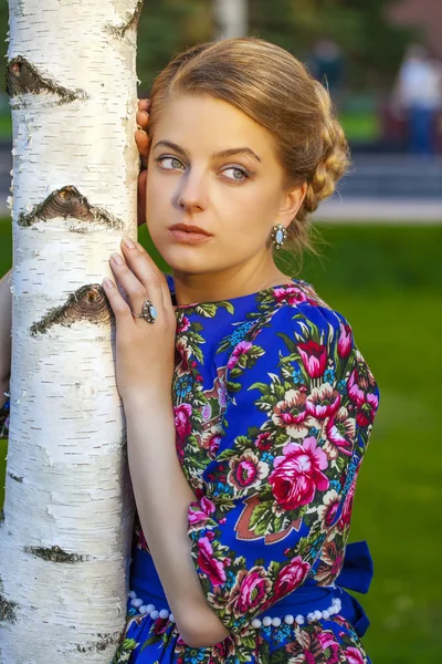 Retrato de jovem loira em vestido azul — Fotografia de Stock