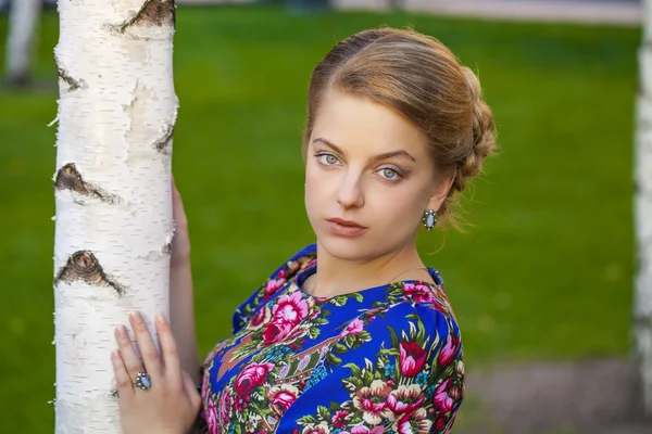 Portret van jonge blonde vrouw in blauwe jurk — Stockfoto