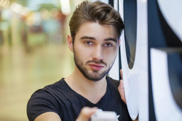 Ik hou van selfie! Knappe jonge man — Stockfoto