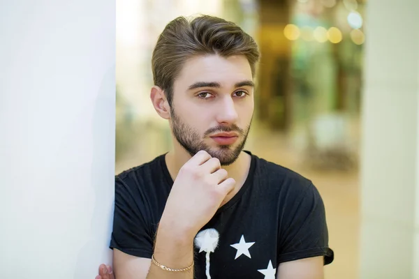 Nahaufnahme Porträt eines attraktiven jungen Mannes — Stockfoto