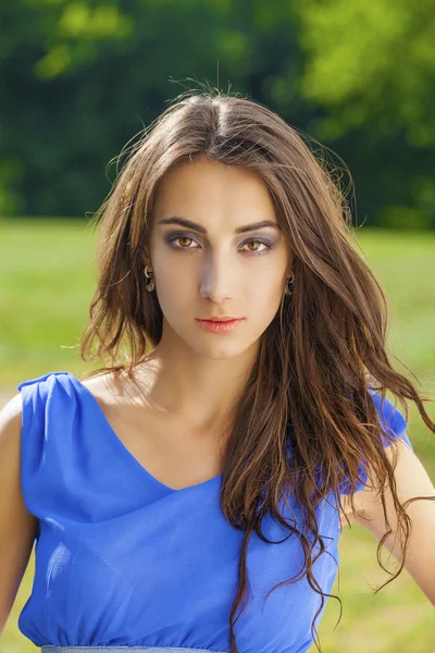 Mujer morena joven al aire libre retrato —  Fotos de Stock