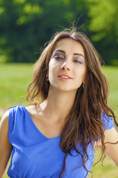 Mujer morena joven al aire libre retrato —  Fotos de Stock