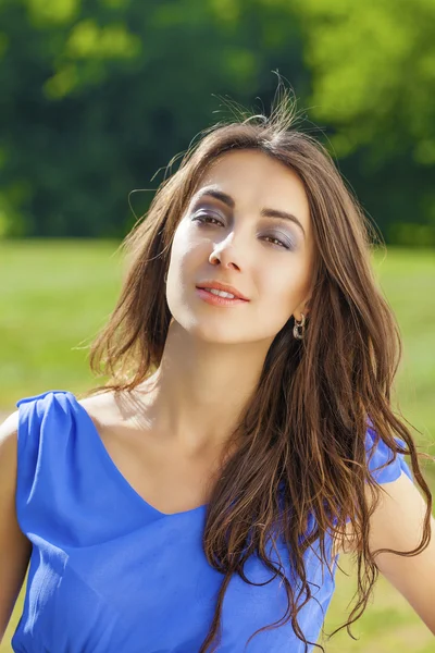 Jonge brunette vrouw buitenshuis portret — Stockfoto