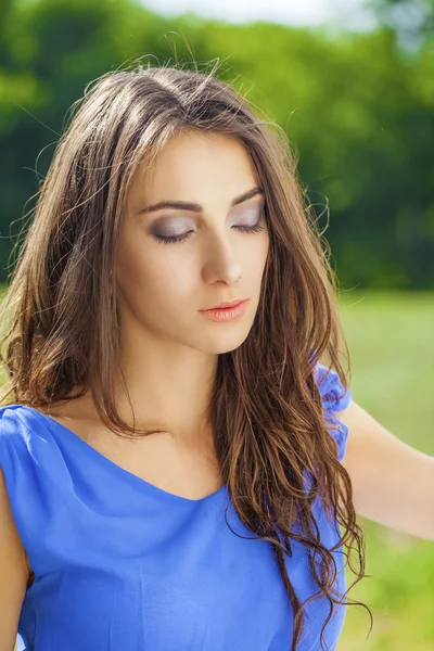 Mujer morena joven al aire libre retrato —  Fotos de Stock