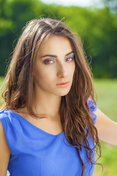 Young brunette woman outdoors portrait — Stock Photo, Image