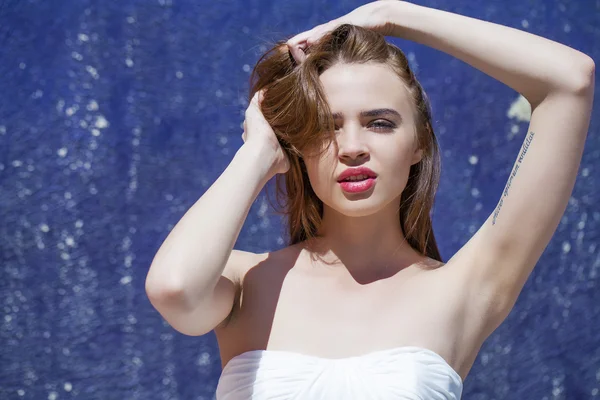 Retrato de jovem mulher na rua de verão — Fotografia de Stock