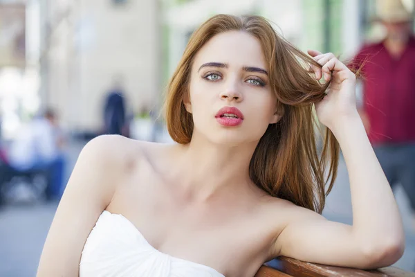 Close up retrato de bela mulher modelo em vestido branco longo — Fotografia de Stock