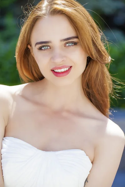 Retrato de mujer joven en la calle de verano — Foto de Stock