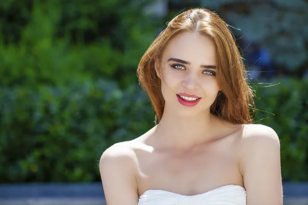 Retrato de jovem mulher na rua de verão — Fotografia de Stock