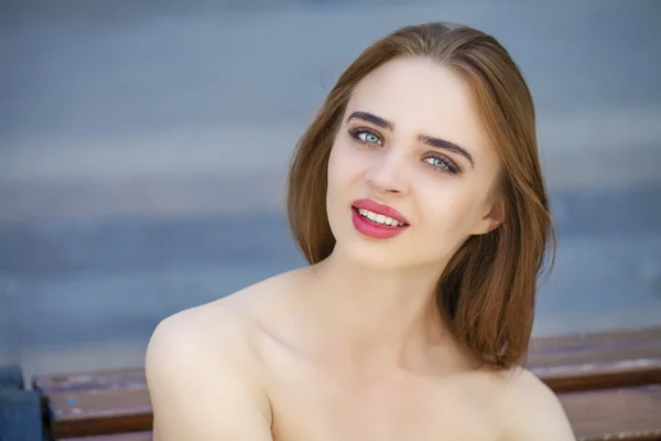 Portrait of young woman on summer street — Stock Photo, Image