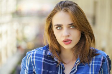 Damalı mavi gömlekli genç güzel kadının yakın çekim