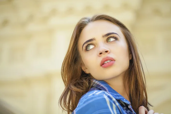 Close up de jovem mulher bonita em uma camisa azul xadrez — Fotografia de Stock