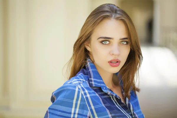 Close up de jovem mulher bonita em uma camisa azul xadrez — Fotografia de Stock