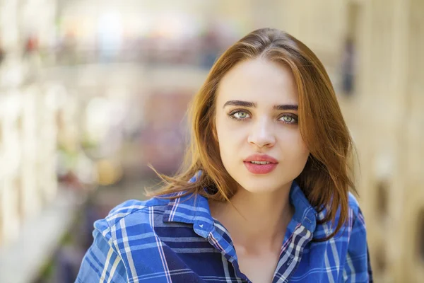 Nahaufnahme einer jungen schönen Frau im karierten blauen Hemd — Stockfoto