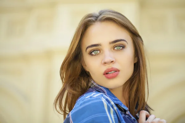 Primer plano de la joven hermosa mujer en una camisa azul a cuadros — Foto de Stock