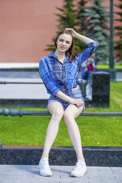 Jovem mulher bonita em uma camisa azul xadrez — Fotografia de Stock