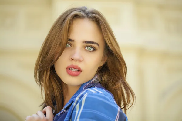 Close up van jonge mooie vrouw in een geruite blauw shirt — Stockfoto