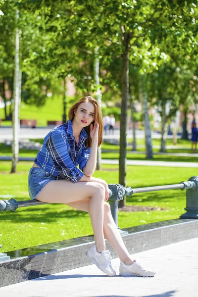 Junge schöne Frau im karierten blauen Hemd — Stockfoto