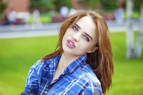 Close up de jovem mulher bonita em uma camisa azul xadrez — Fotografia de Stock