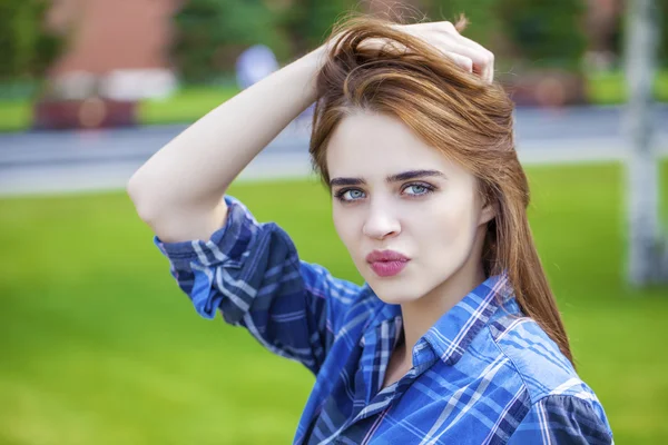 Detailní záběr mladá krásná žena v kostkované modré tričko — Stock fotografie