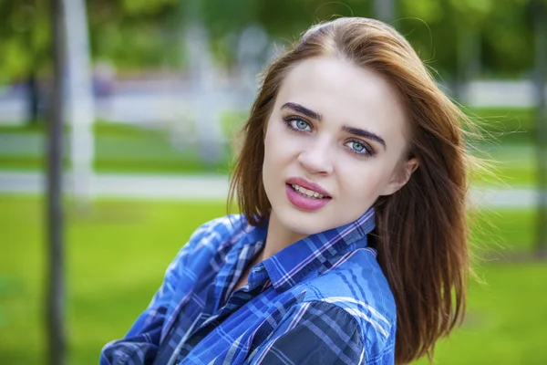 Detailní záběr mladá krásná žena v kostkované modré tričko — Stock fotografie