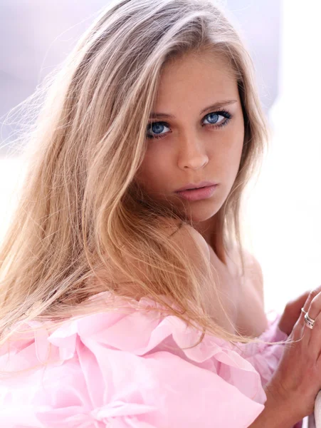 Schöne junge Mädchen in rosa Kleid — Stockfoto