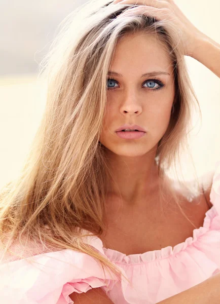 Szép, fiatal lány, pink ruha — Stock Fotó