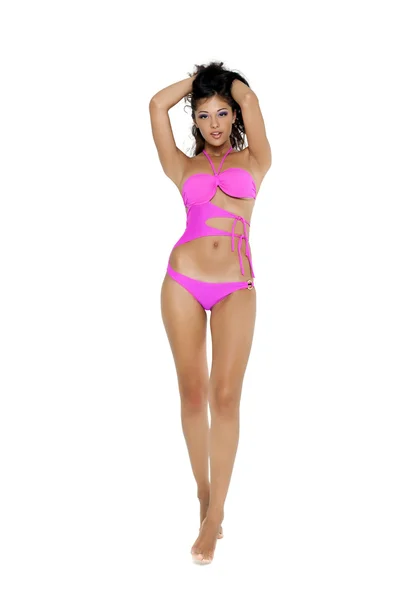 Ganska solbränd kvinna i rosa bikini — Stockfoto