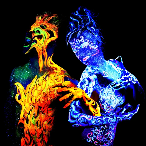 Körperkunst leuchtet in ultraviolettem Licht — Stockfoto