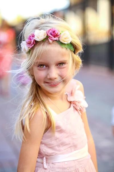 Close up retrato de uma menina de seis anos, contra o fundo — Fotografia de Stock