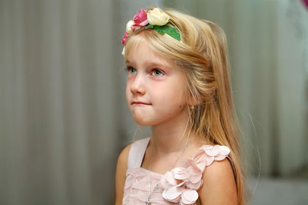 Retrato de cerca de una niña de seis años —  Fotos de Stock