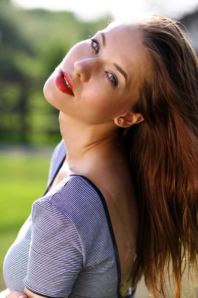 Atractiva joven mujer —  Fotos de Stock