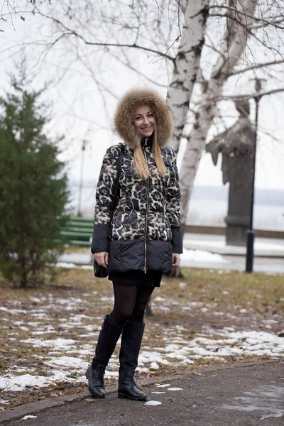 Happy young blonde woman on the background of a winter park — Stock Photo, Image