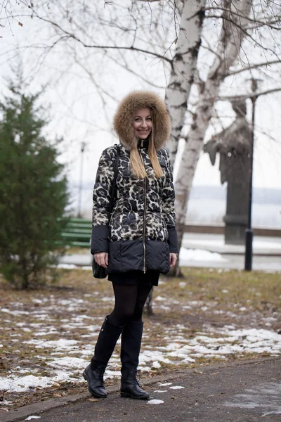 Joyeux jeune femme blonde sur le fond d'un parc d'hiver — Photo