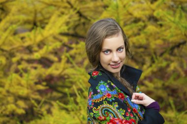 Genç İtalyanlar bir bej ceket ve başında bir fular örgü