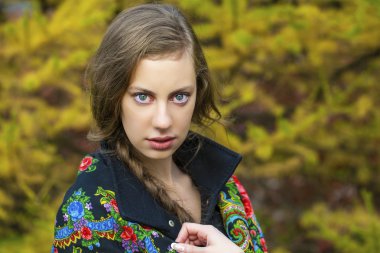 Genç İtalyanlar bir bej ceket ve başında bir fular örgü