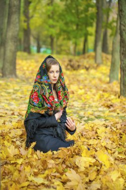 Genç İtalyanlar bir bej ceket ve başında bir fular örgü