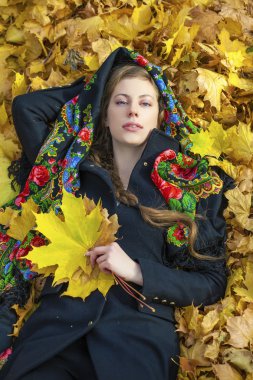 Genç İtalyanlar bir bej ceket ve başında bir fular örgü