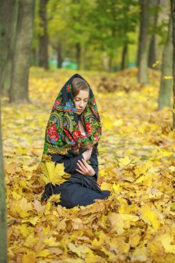 Genç İtalyanlar bir bej ceket ve başında bir fular örgü