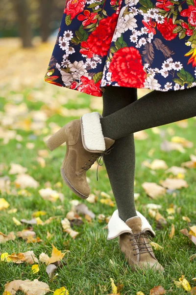 Женские шерстяные колготки и осенние туфли — стоковое фото