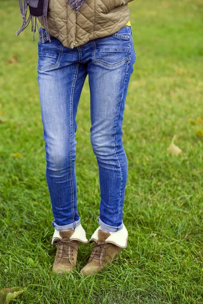 Blå kvinnliga jeans — Stockfoto