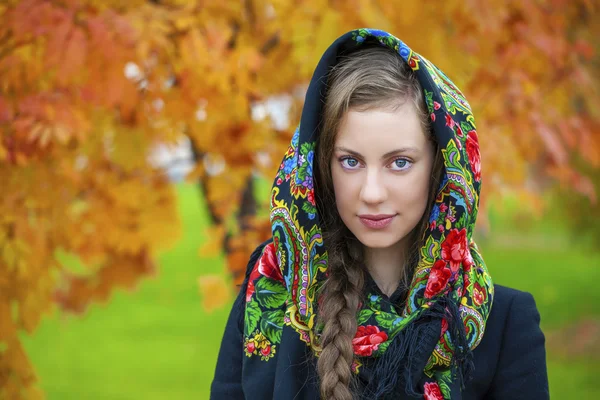 Ung vacker brunett kvinna poserar utomhus i höst park — Stockfoto