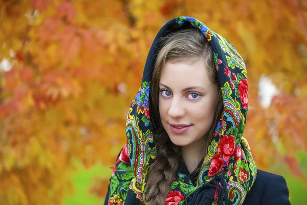 Young Italians in a beige coat and knit a scarf on her head — Stock Photo, Image