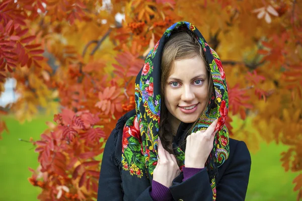 Junge Italienerinnen in einem beigen Mantel und stricken sich einen Schal um den Kopf — Stockfoto