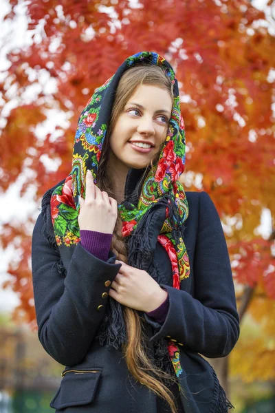 Junge Italienerinnen in einem beigen Mantel und stricken sich einen Schal um den Kopf — Stockfoto