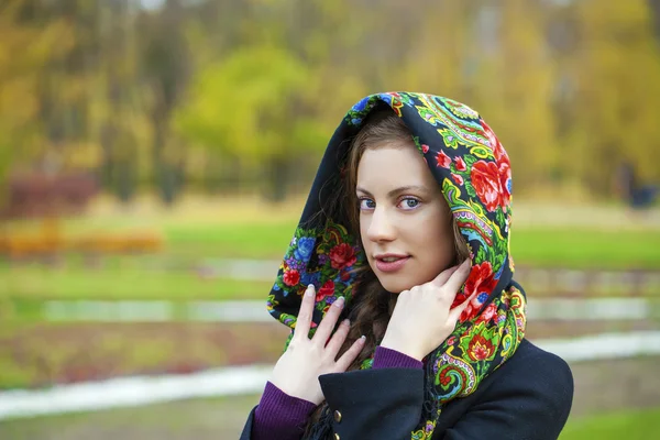 Young Italians in a beige coat and knit a scarf on her head — Stock Photo, Image