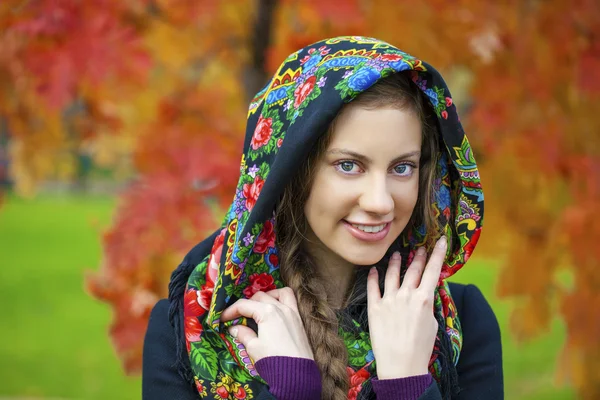 Junge Italienerinnen in einem beigen Mantel und stricken sich einen Schal um den Kopf — Stockfoto