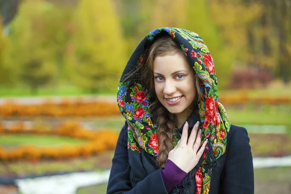 Junge Italienerinnen in einem beigen Mantel und stricken sich einen Schal um den Kopf — Stockfoto