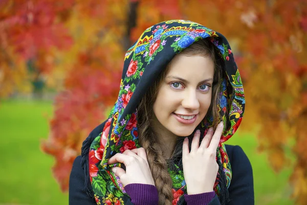 Young Italians in a beige coat and knit a scarf on her head — Stock Photo, Image