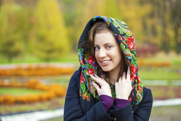 Junge Italienerinnen in einem beigen Mantel und stricken sich einen Schal um den Kopf — Stockfoto